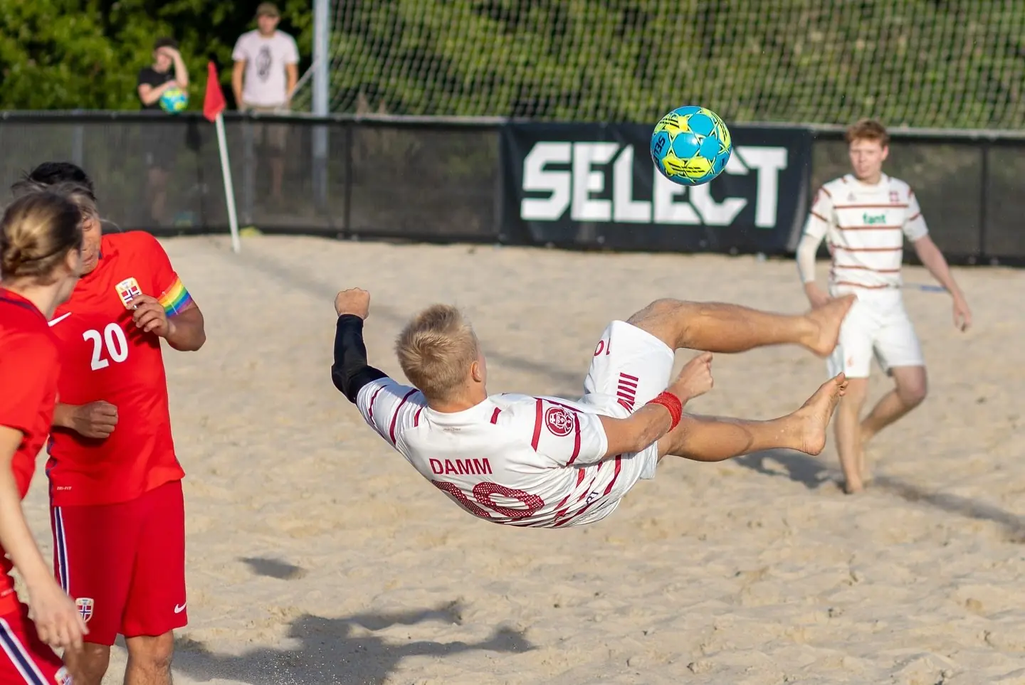 Det danske strandfodboldlandshold i aktion på sandet